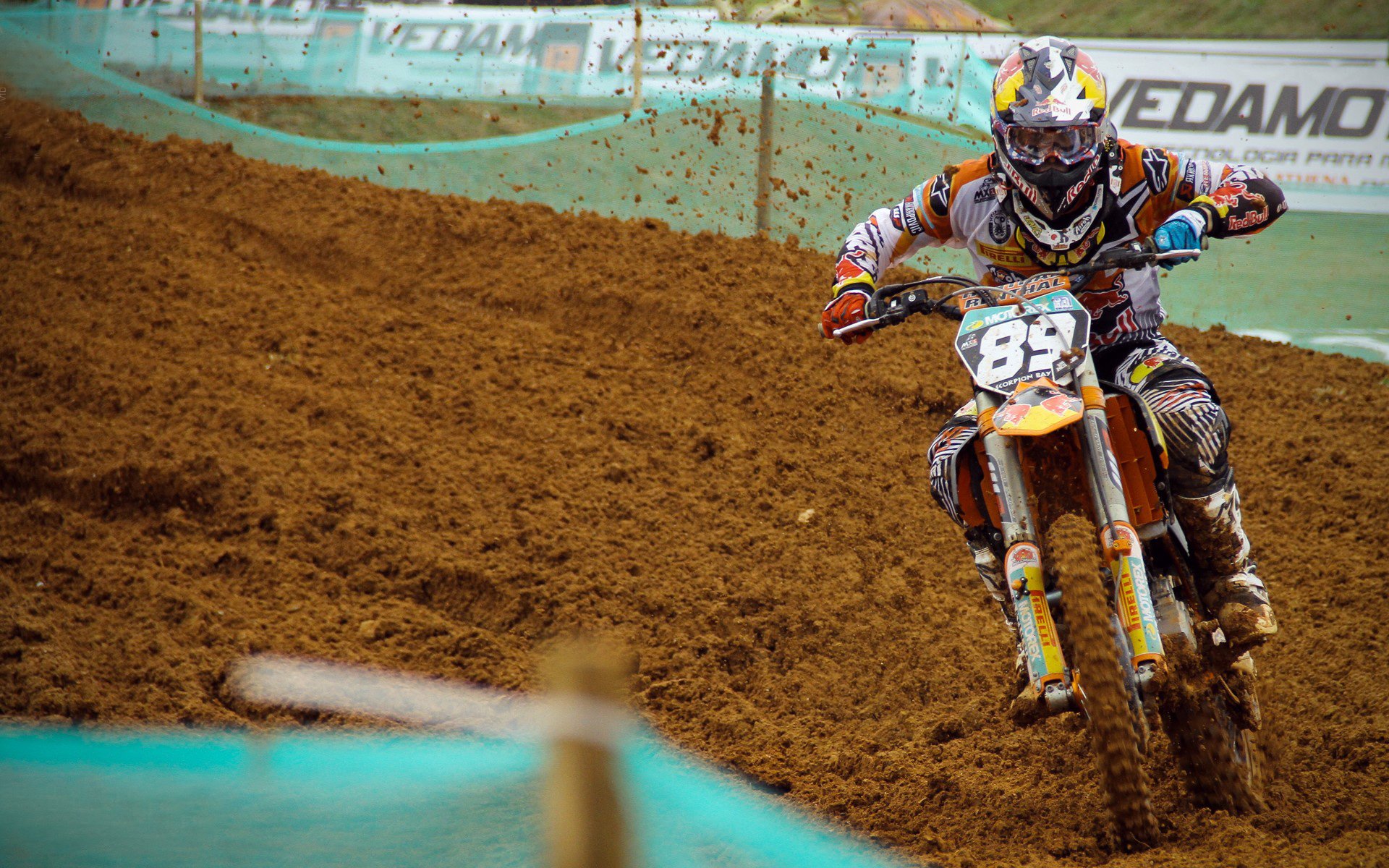 爱游戏中国官方登录入口网站-球迷风云：最疯狂的比赛现场互动瞬间，足球疯狂球迷